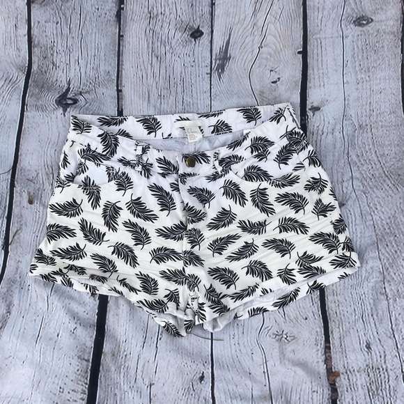 𝅺h&m Leafy Print Short Shorts - Picture 6 of 12